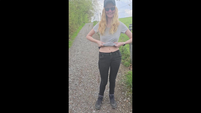 Bikergirl_97: Výlet končí šukáním v autě a jsme chyceni!