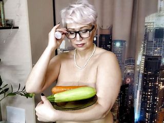Aimee Paradise: MILF sekreterare med zucchini och morötter i våt mogen fitta ...