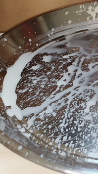 Erstes melken-video, ein glas milch aus der brust