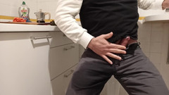 Kinky Guy: Zoufalé čůrání v kuchyni