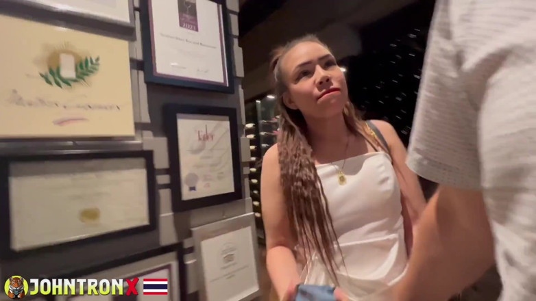 John Tron X: Johntronx - Baise et creampie, bargirl thaïlandaise, mai