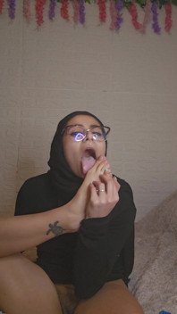 내 발과 후장 딜도 Mia Niqab 빨기