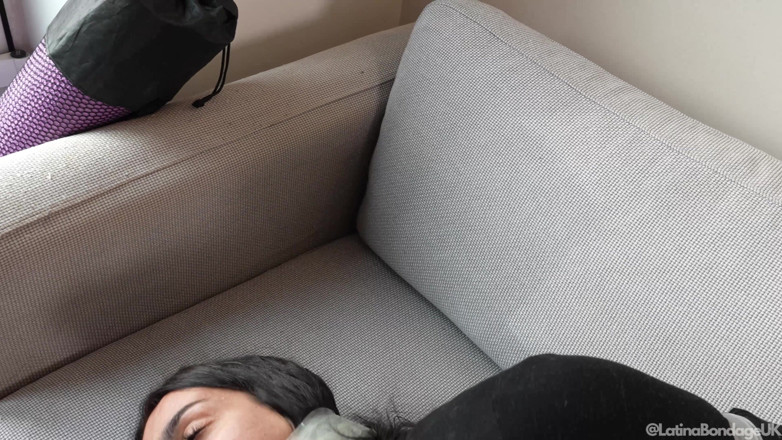 Latina Fetish: A punição da latina gravada apertada, amordaçada com suas meias...