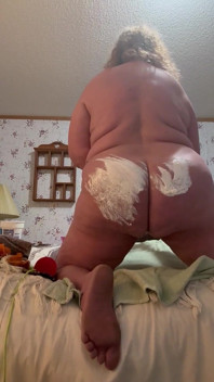 Porta la lingua ed il cucchiaio per questa nonna deliziosa