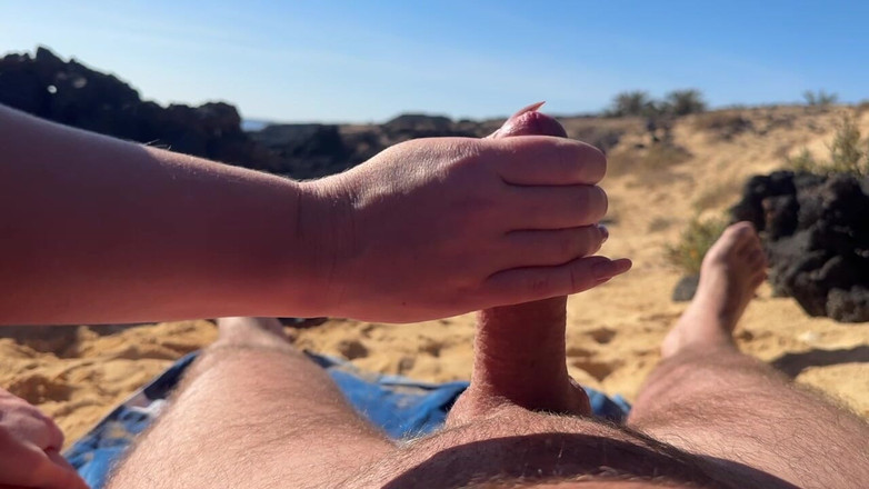 Emma Voyeur: Succoso Pompino Pubblico in Spiaggia