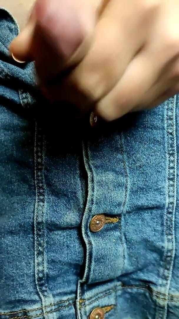 Sara B: Branlette et éjaculation dans une jupe en jean