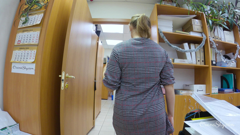 MILF Oxana: 就業日の真っ只中にオフィスでパンティーを点滅させない