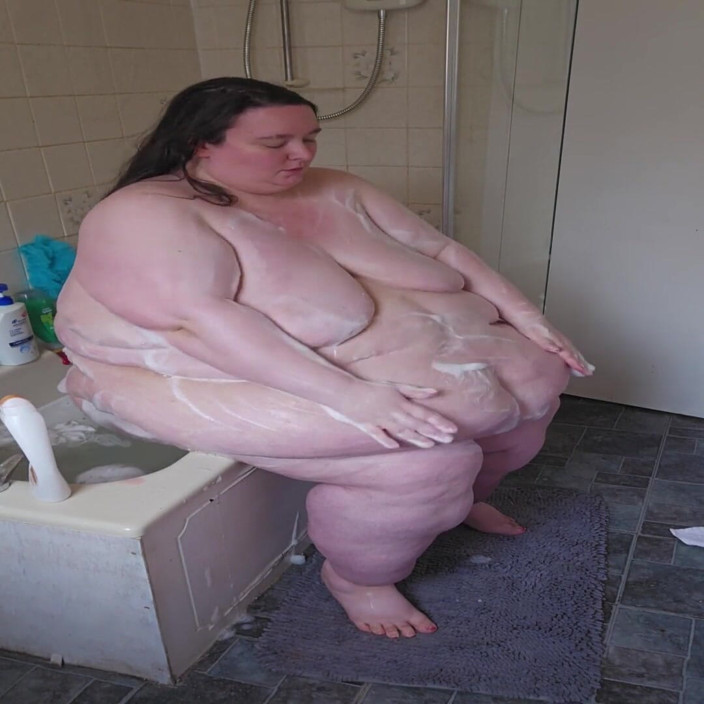 SSBBWLadyBrads: Une déesse SSBBW se baigne du côté du bain
