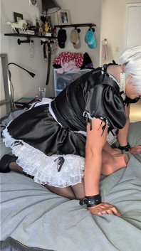 娘娘腔女仆骑乘她的成人娃娃并被锁住
