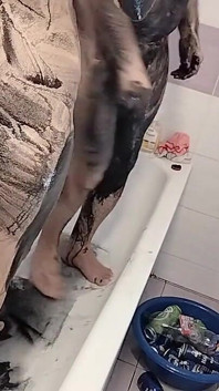 Pasangan amatir lagi asik mandi bareng istri dengan memek berbulu, pantat montok, toket besar.