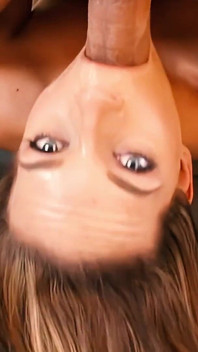 Crissy Cums je mokrá