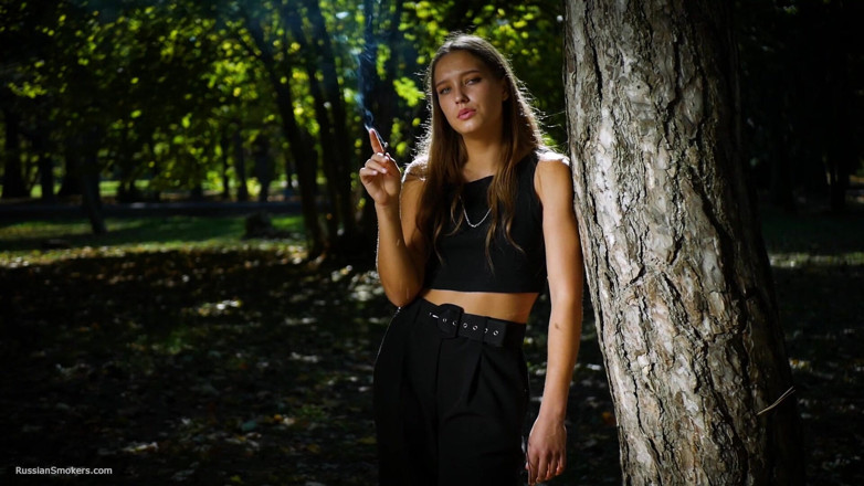 Russian Smokers: セクシーなロシアの美女がタバコを吸う屋内スタジオ