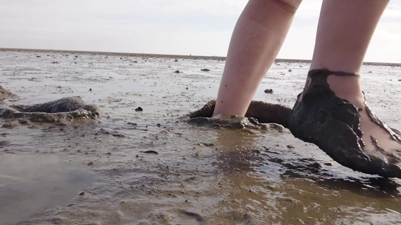 Footfetish: In Fine Stockings in the Wadden Sea of Wangerland