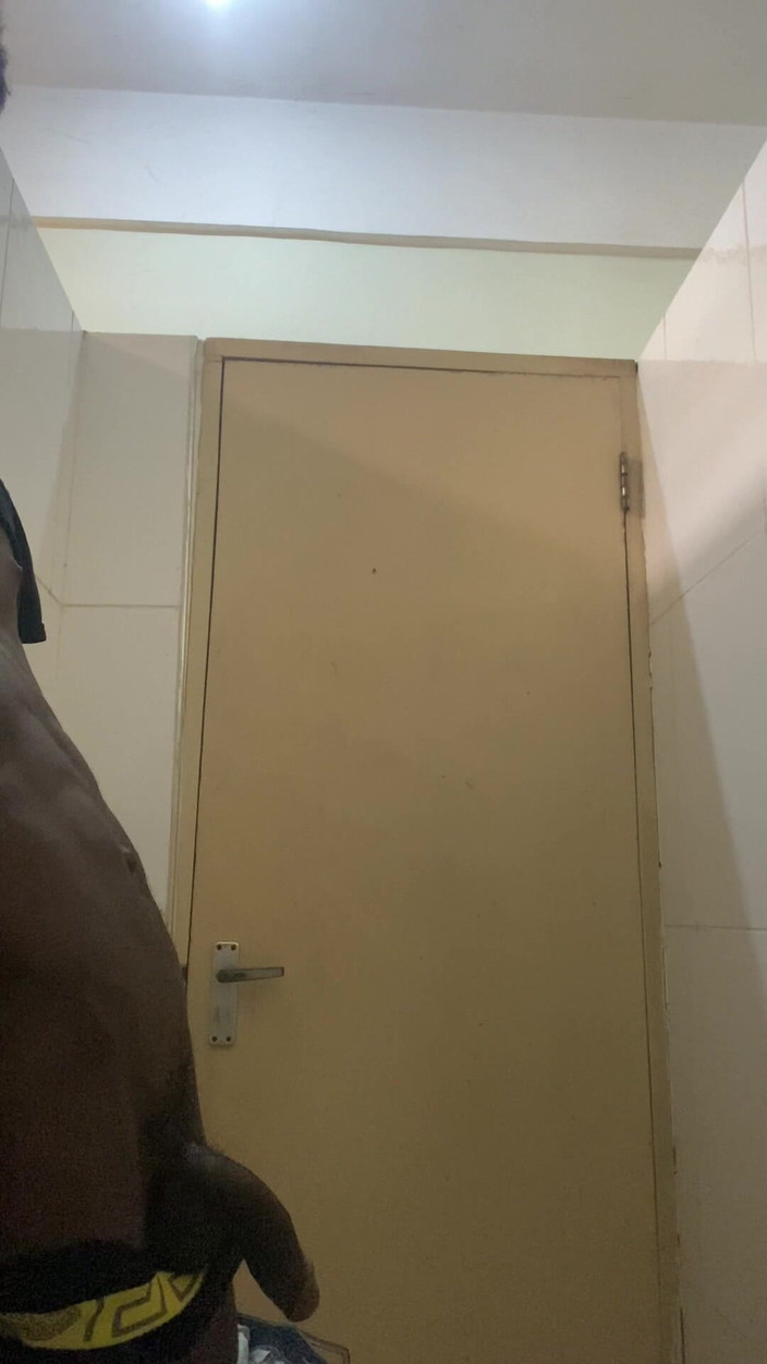 Slimniqqa: Bbc kommt in der öffentlichen toilette - teil1