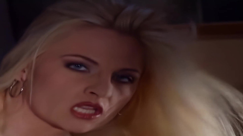 Luxury Porn Channel: Blonde Night Hunter cerca sconosciuti per una scopata di mezzanotte