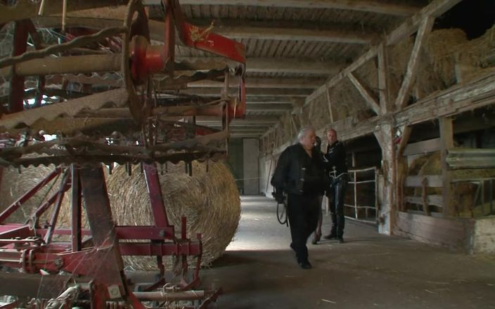 BDSM Deutschland: वह ट्रॉली पर बंधी हुई है और स्टील के नाखून और चेन व्हील के साथ संचालित की जाती है