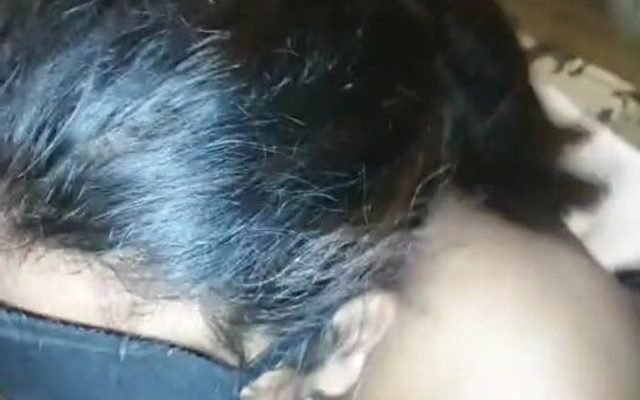 Tiyana: Un mari baise sa femme devant une caméra en direct...
