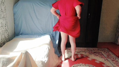 Kitty_Cross: Une femboy espiègle se fait yeux par derrière un rideau...