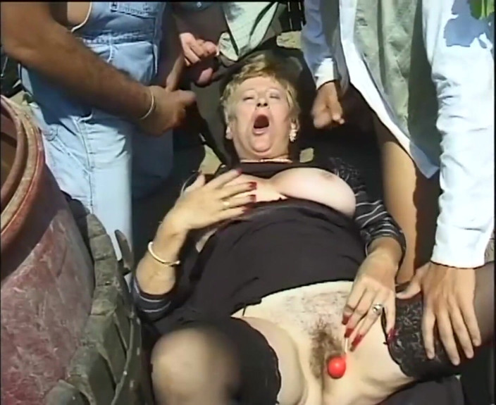 Mature Climax - 100% Mature Videos: Azgın nine sürtük açık havada birkaç adam tarafından sikiliyor