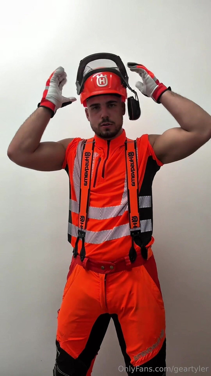 Tyler Blake: Tyler Blake Hivis Workwear, Muscle Flex, Dildo Play, masturbando em...