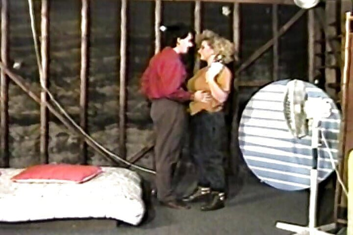 Vintage Babes: Приголомшлива мамка з величезними натуральними цицьками трахається раком