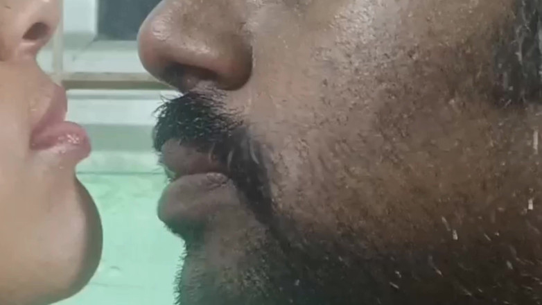 Palani69: ベッドでのディープキスと休日のお祝いのためのロールプレイ