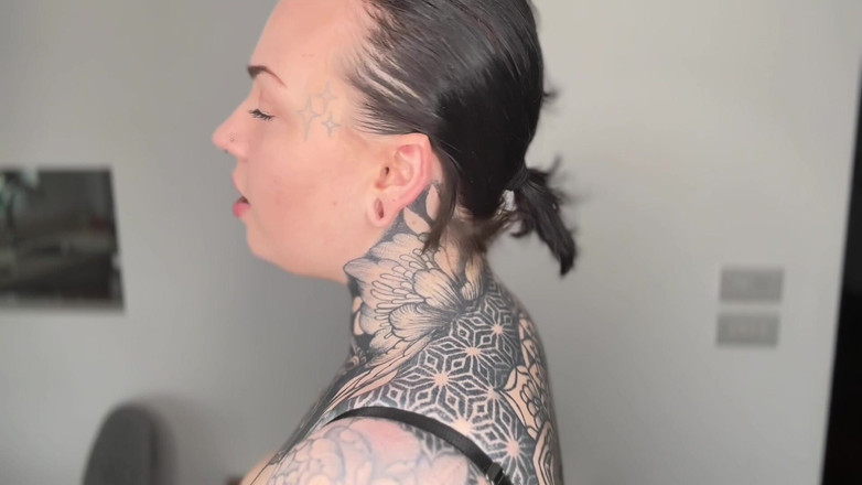 Miss Valentina: Adorazione dell'orecchio puntato