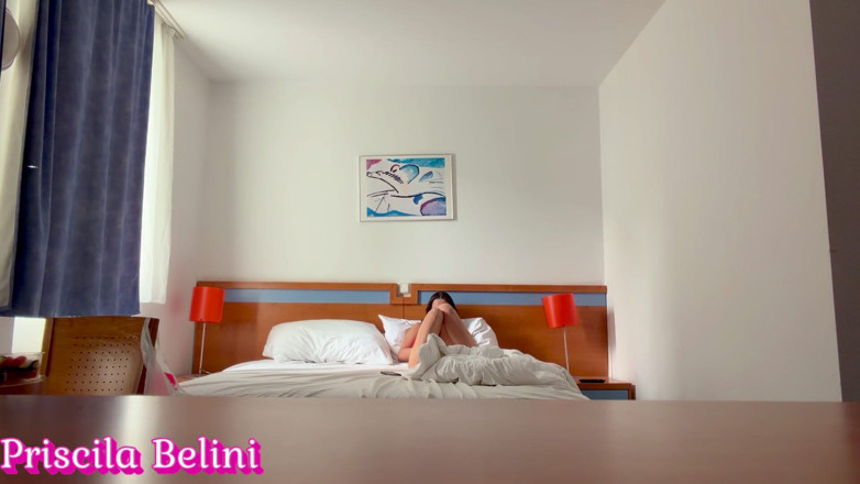 PriscilaBelini: Femeie filmată într-o cameră de hotel