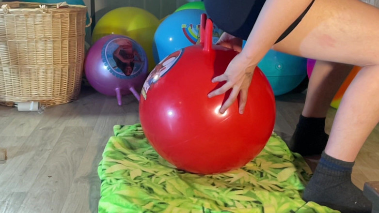 BeachBallsDuo: Kırmızı hopperball'da zıplıyor - pop yok 