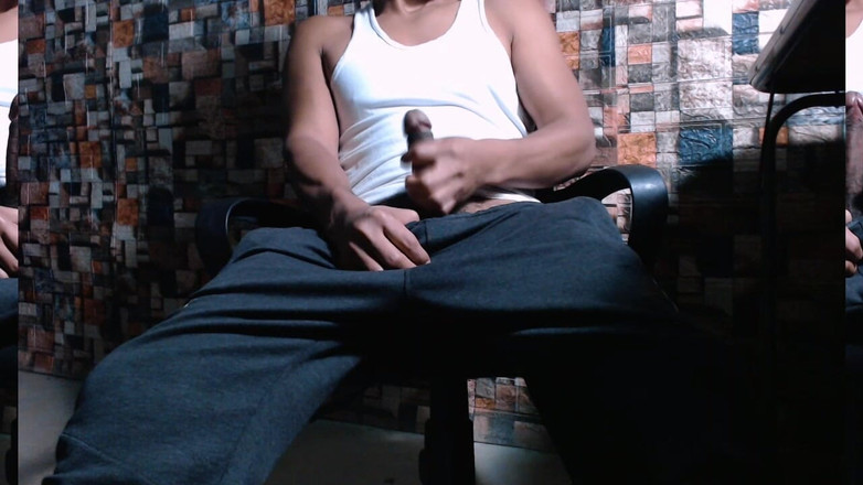 Hornyboy2058: Solo-man in atletische kleding die een orgasme bereikt