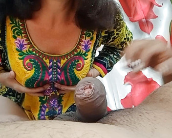 Bolly Karma: Min styvsysters vackra kropp faller för en enorm kuk