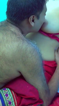 Desi india fece sesso hardcore con il servo perché suo marito non poteva fare niente.