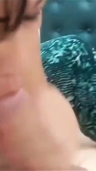 늙은 가족 친구가 비밀리에 오럴을 요청하고 비밀로 유지하라고 말했고, 심지어 정자를 삼키게 만들었어