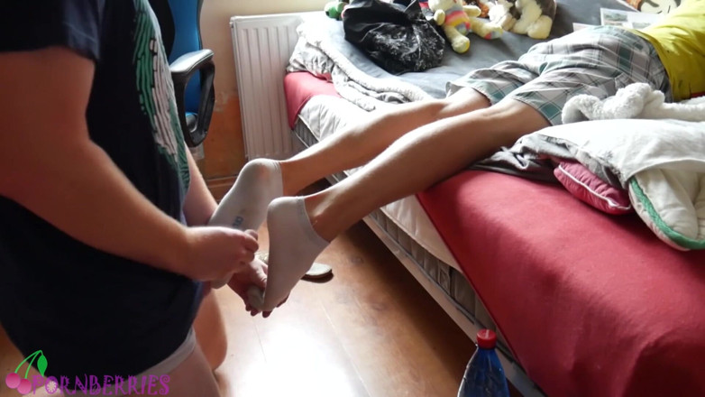 Ethan Alex: Un footjob sudato e calvato con sborrata sulle suole