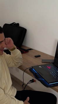 Saya menangkap teknisi komputer masturbasi ke video saya dan dia akhirnya meniduri pantat Latin besar saya