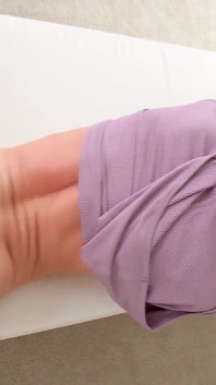 Pequeña animadora sin tatuajes es una increíble acariciadora de pollas