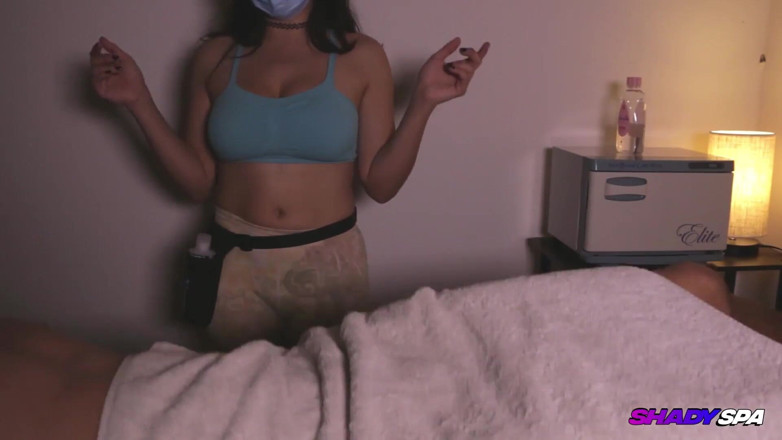 Shady Spa: moti janghon vaali milf(chodne laayak mammi) maalish karnevaali use tab...