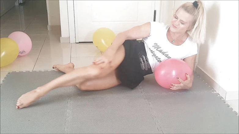 Madam Mysteria: Сжимают воздушные шарики