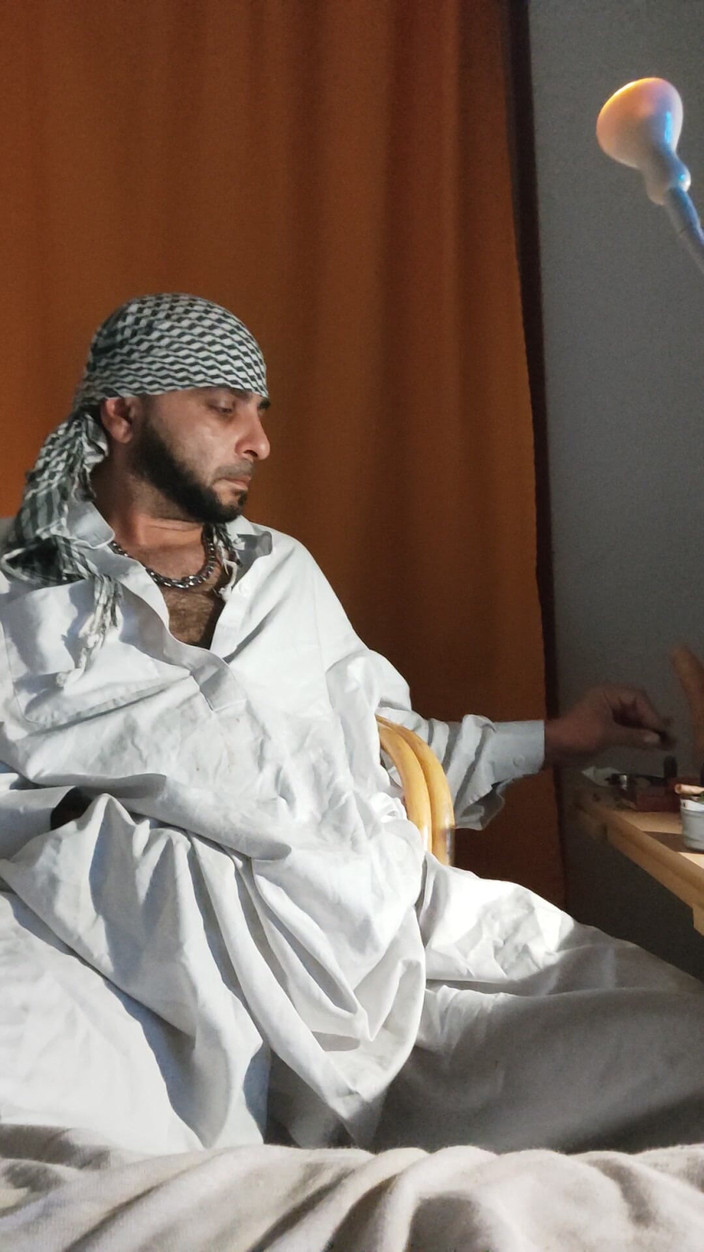 SmokedAlloy2: Dirtyjunkbro klädd i afghanska kläder, däcksstrumpor pissar i och pissdricker