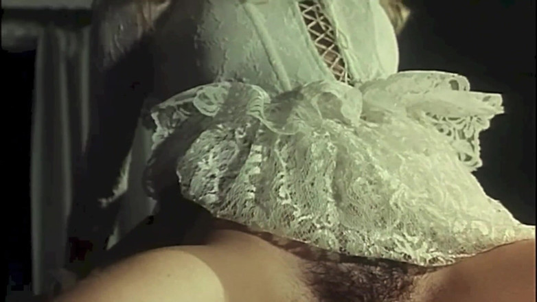 Inthe MILF room: Wanneer Cicciolina een feest organiseert, is de orgie gegarandeerd