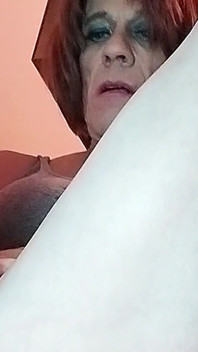 Seksowna dojrzała crossdresser ma zabawkę