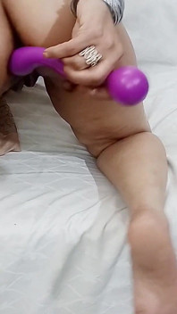 मुस्लिम पत्नी डिल्डो से अपनी आग को ठंडा करती है