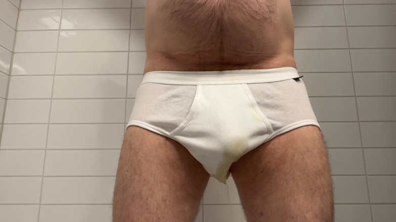 Beardedcummer: Tata își pișă noile brief-uri albe