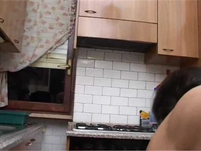 Milf in Love: Si rambut coklat berahi dikongkek di dapur oleh babi muda