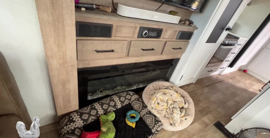 Jane Cane: Nechtěl bys víkendový víkend "kempovat s Karen"?