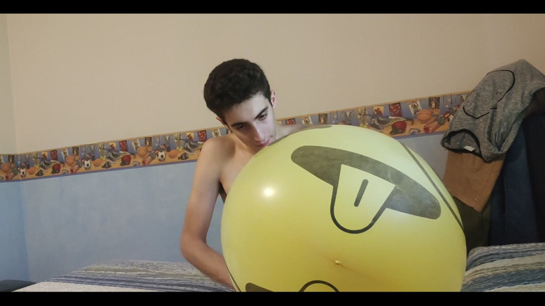 Floatie Boy: 자위하는 동안 거대한 웃는 풍선을 불어