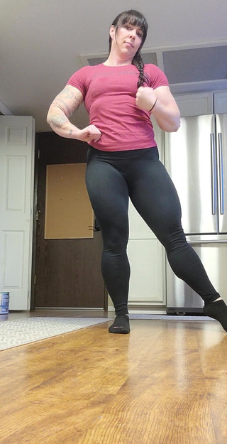 Ecko Belle: 工作前在厨房里弯曲我的小妞和bips撸我的衣服