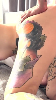 La Ragazza Tatuata Viene Distrutta Dal Grosso Cazzo Del Vicino!