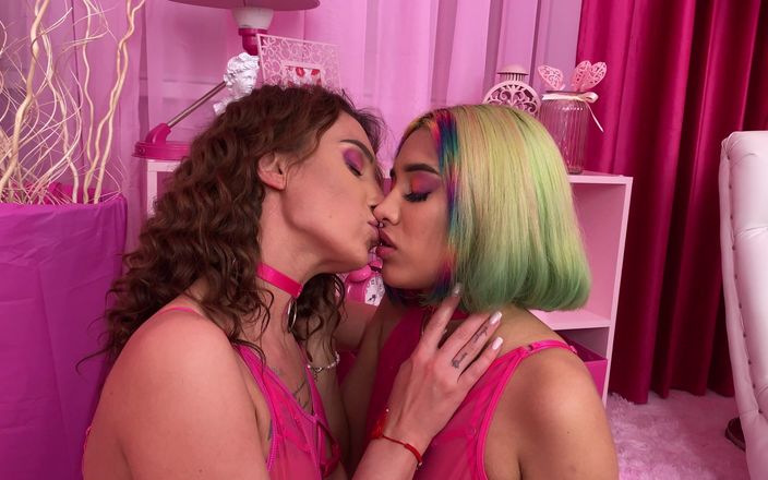 Mary Frost: Roxy lips ile amcık yeme, makaslama, dildo oyunu