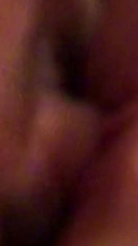 Esmer orta yaşlı seksi kadın tutkuyla biniyor ve sırılsıklam oluyor